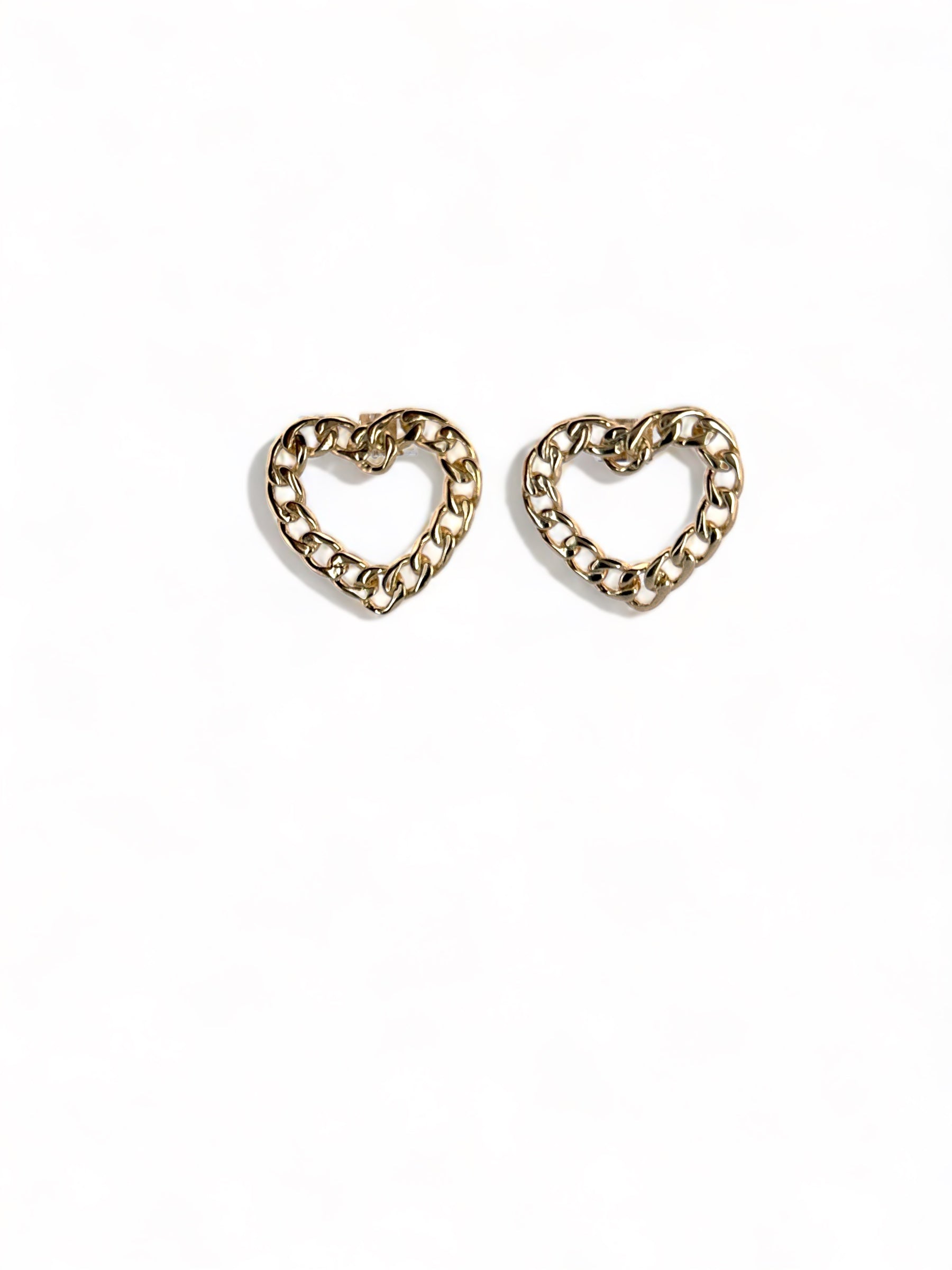 Valentine’s Day gitfts for girlfriend under $100 perfect chained hearts earrings featuring gold construction, they come in a gorgeous pink box. 
